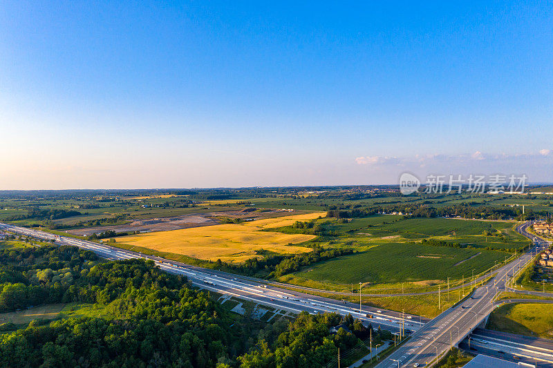 鸟瞰图Purpleville, Kleinburg在特斯顿路和400高速公路，独立和复式住宅在伍德布里奇沃恩，安大略省，加拿大